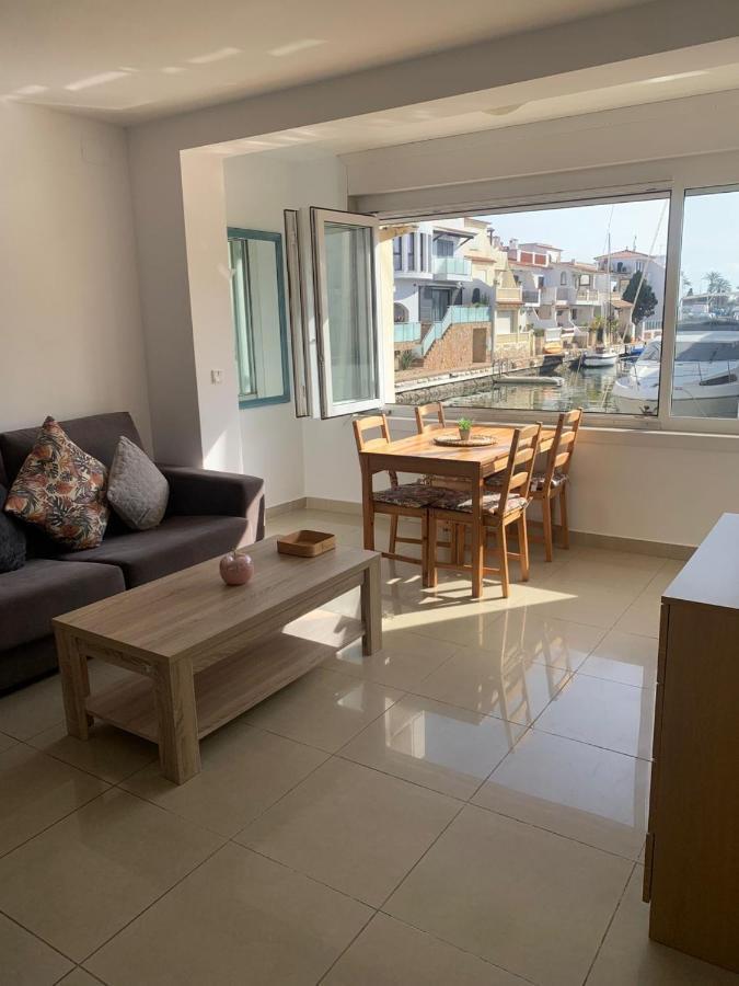 אמפוריבראבה Waterside Apartment - Two Bedroom מראה חיצוני תמונה
