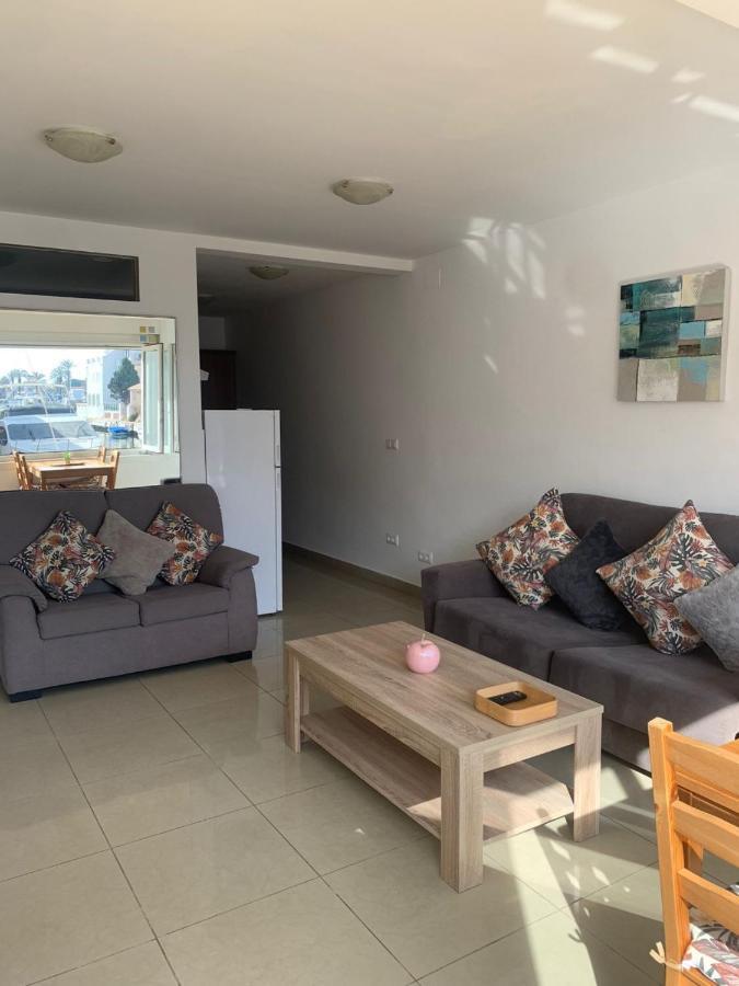אמפוריבראבה Waterside Apartment - Two Bedroom מראה חיצוני תמונה