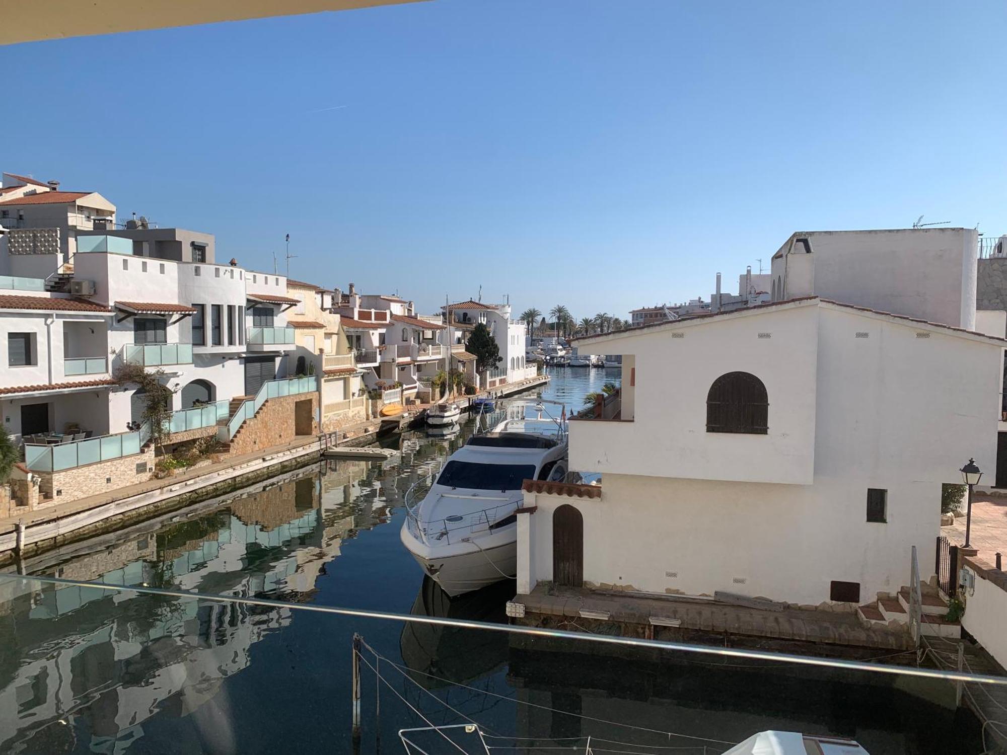 אמפוריבראבה Waterside Apartment - Two Bedroom מראה חיצוני תמונה