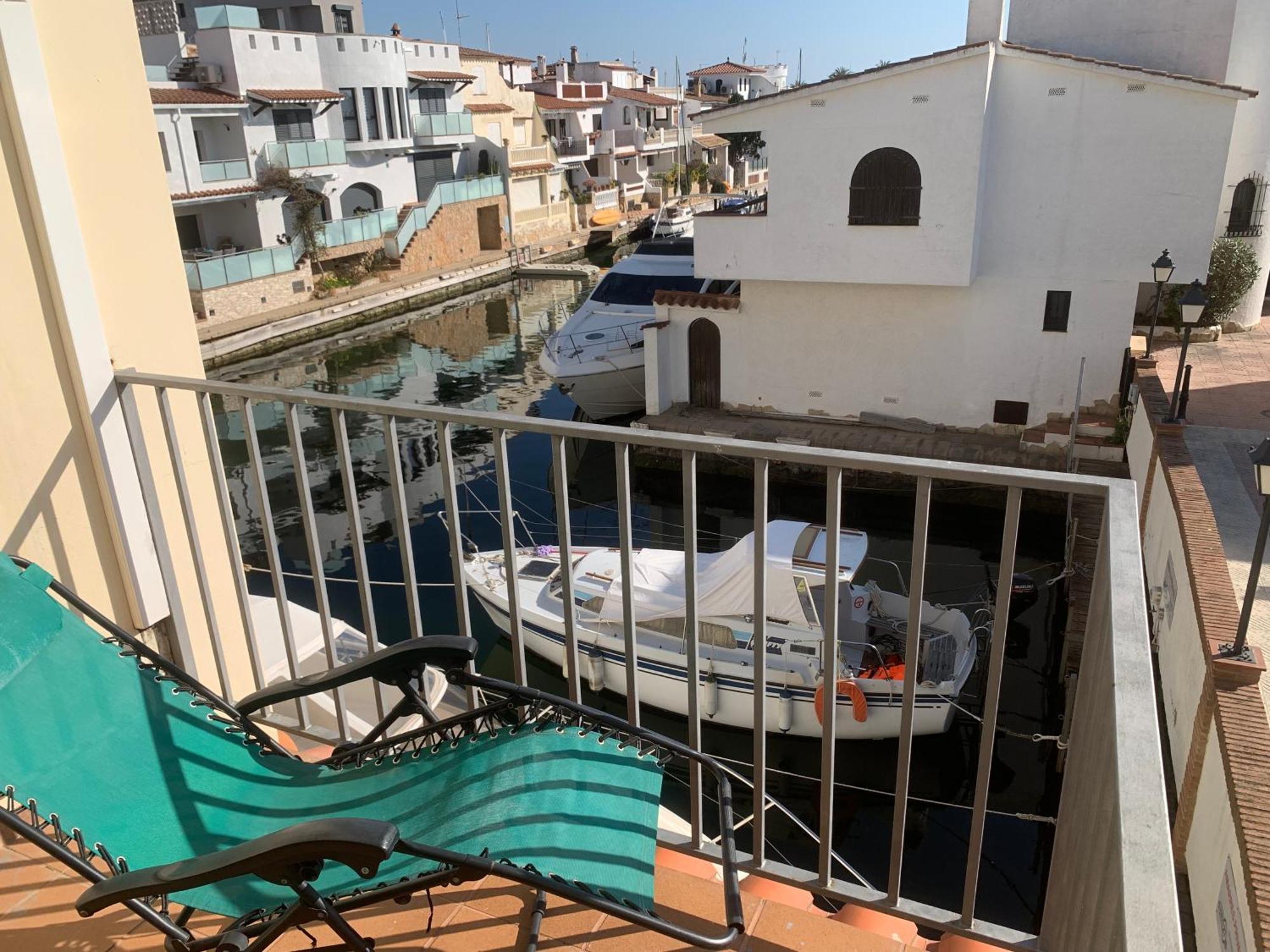 אמפוריבראבה Waterside Apartment - Two Bedroom מראה חיצוני תמונה