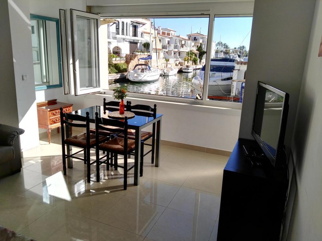 אמפוריבראבה Waterside Apartment - Two Bedroom חדר תמונה